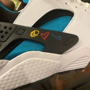 Nike peace love swoosh huaraches